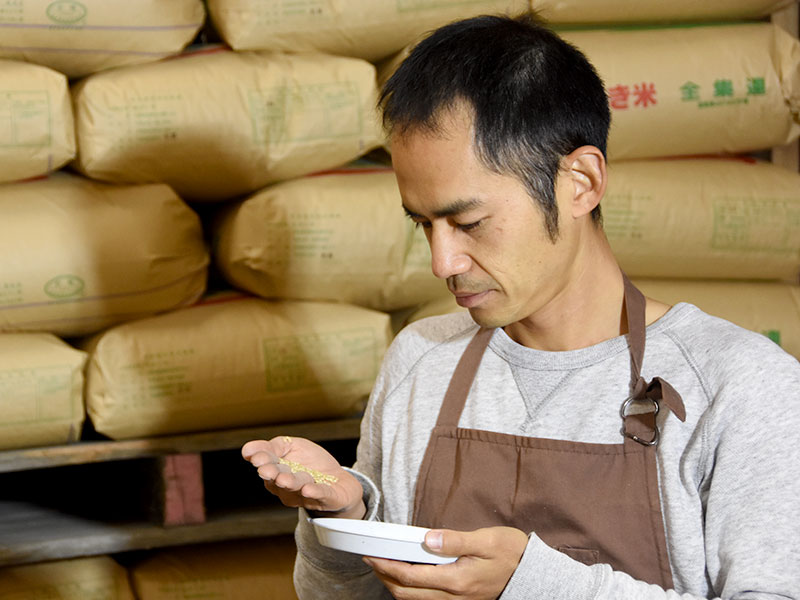 当店の農産物検査員が検査をし食味を重ねた上で納得のいくお米だけを販売しております。
